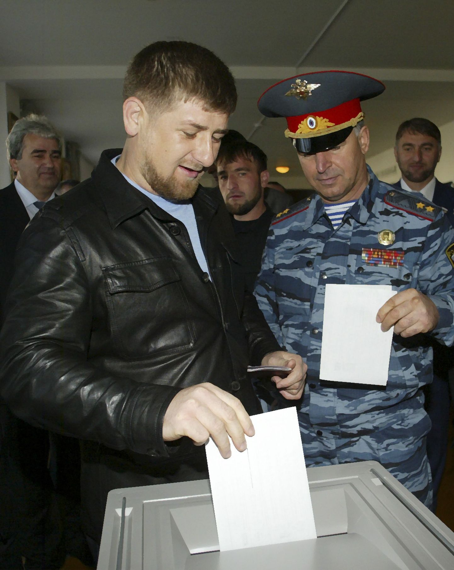 Tšetšeenia president (vasakul) Ramzan Kadõrov parlamendivalimistel.