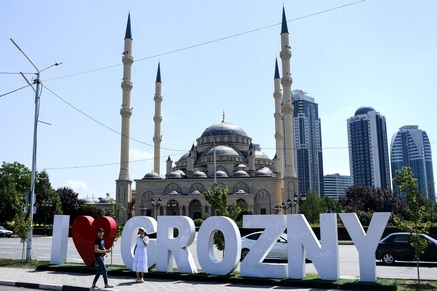 «Ma armastan Groznõid» kuulutab ingliskeelne sõnum  Tšetšeenia pealinnas Ahmed Kadõrovi mošee ees.