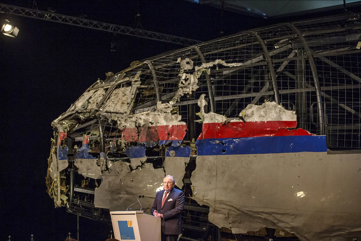 Hollandi ohutusameti esimees Tjibbe Joustra täna MH17 katastroofi uurimise tulemusi esitlemas.
