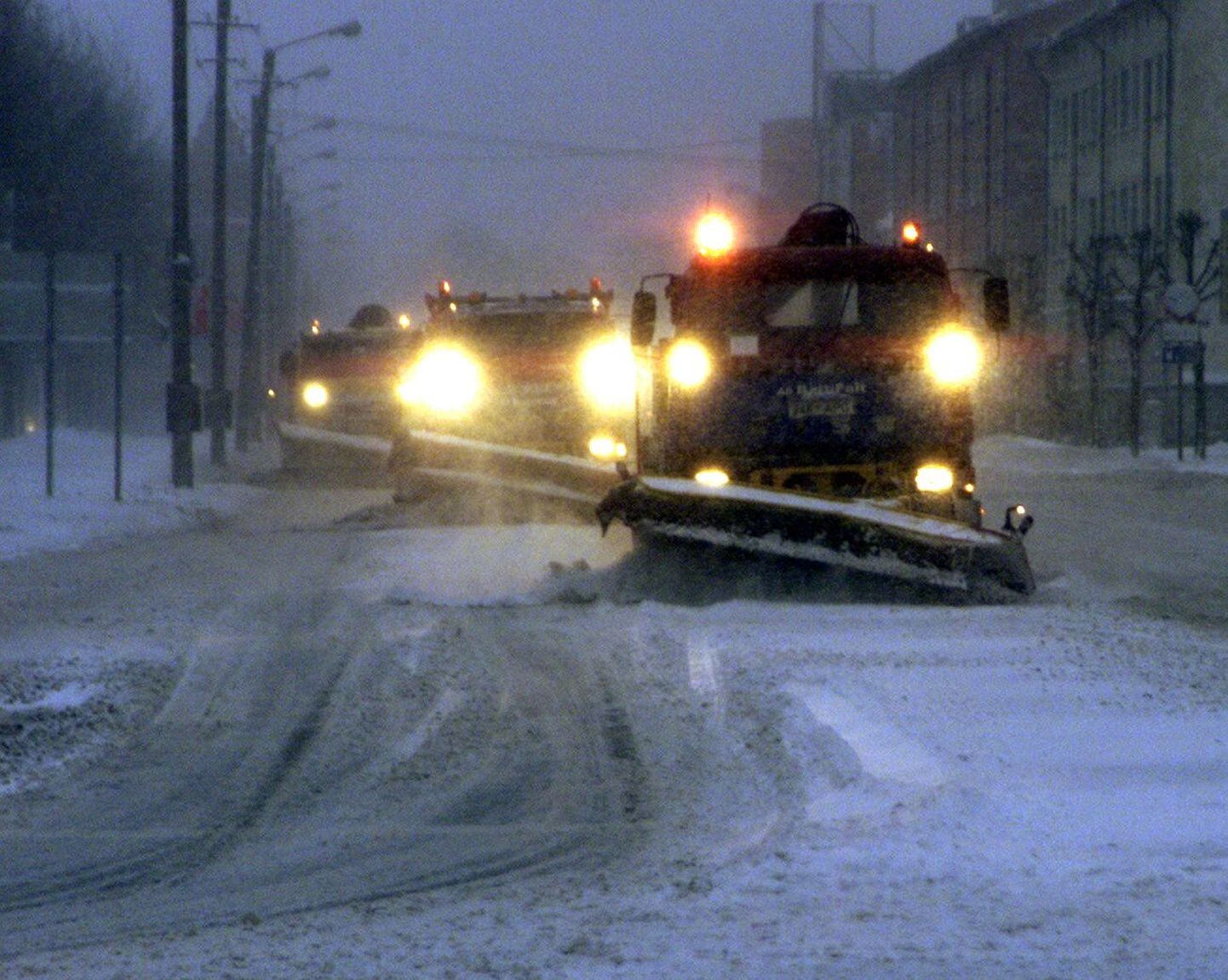 Reaalne kriisisituatsioon, mis võib Pärnus ette tulla, ongi seotud talvise lumesajuga, kui tänavaid ei jõuta lumest puhastada. Foto on illustreeriv.