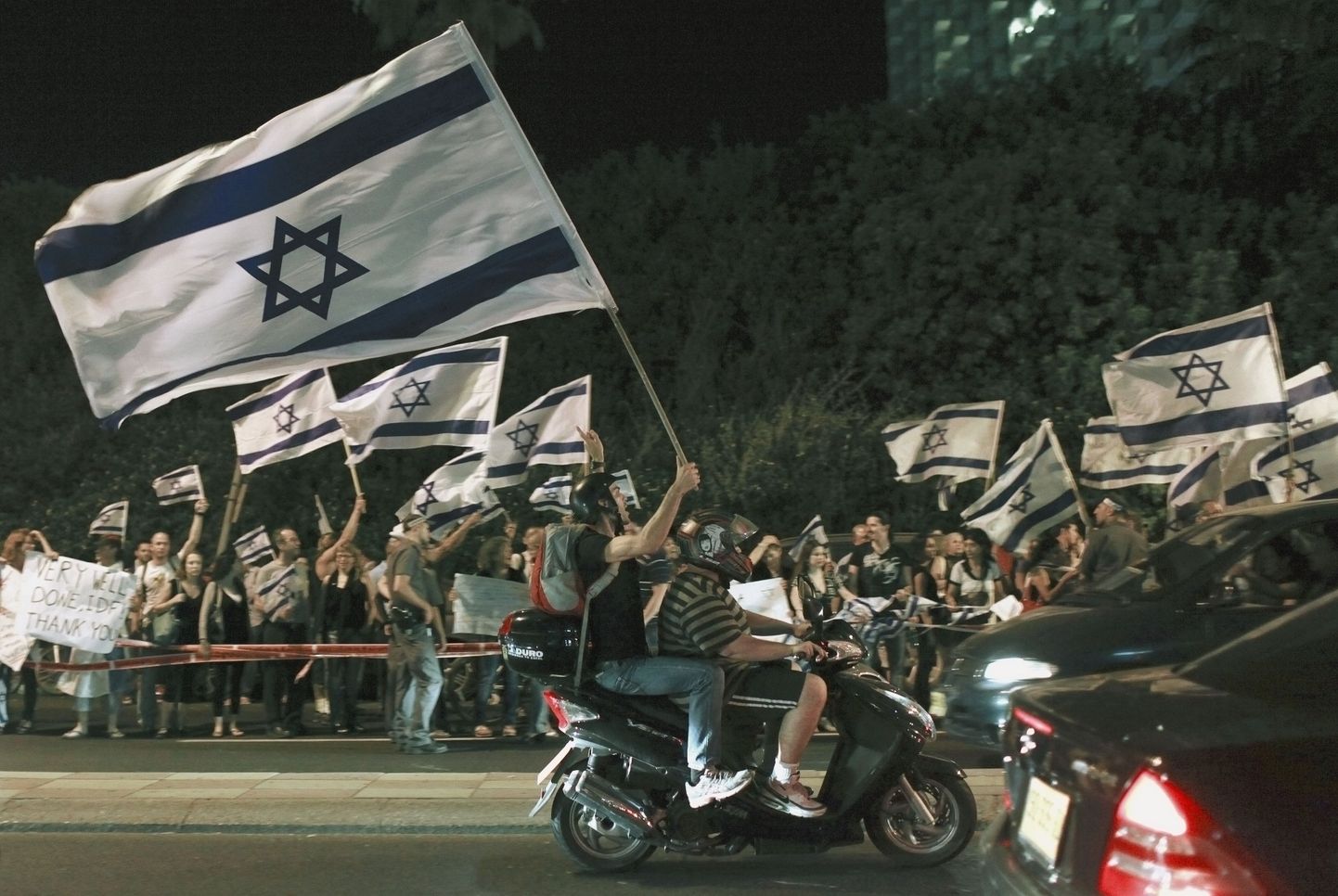 Произраильский митинг в Тель-Авиве перед турецким посольством 3 июня 2010. Что-то похожее происходило в столице Израиля вчера.