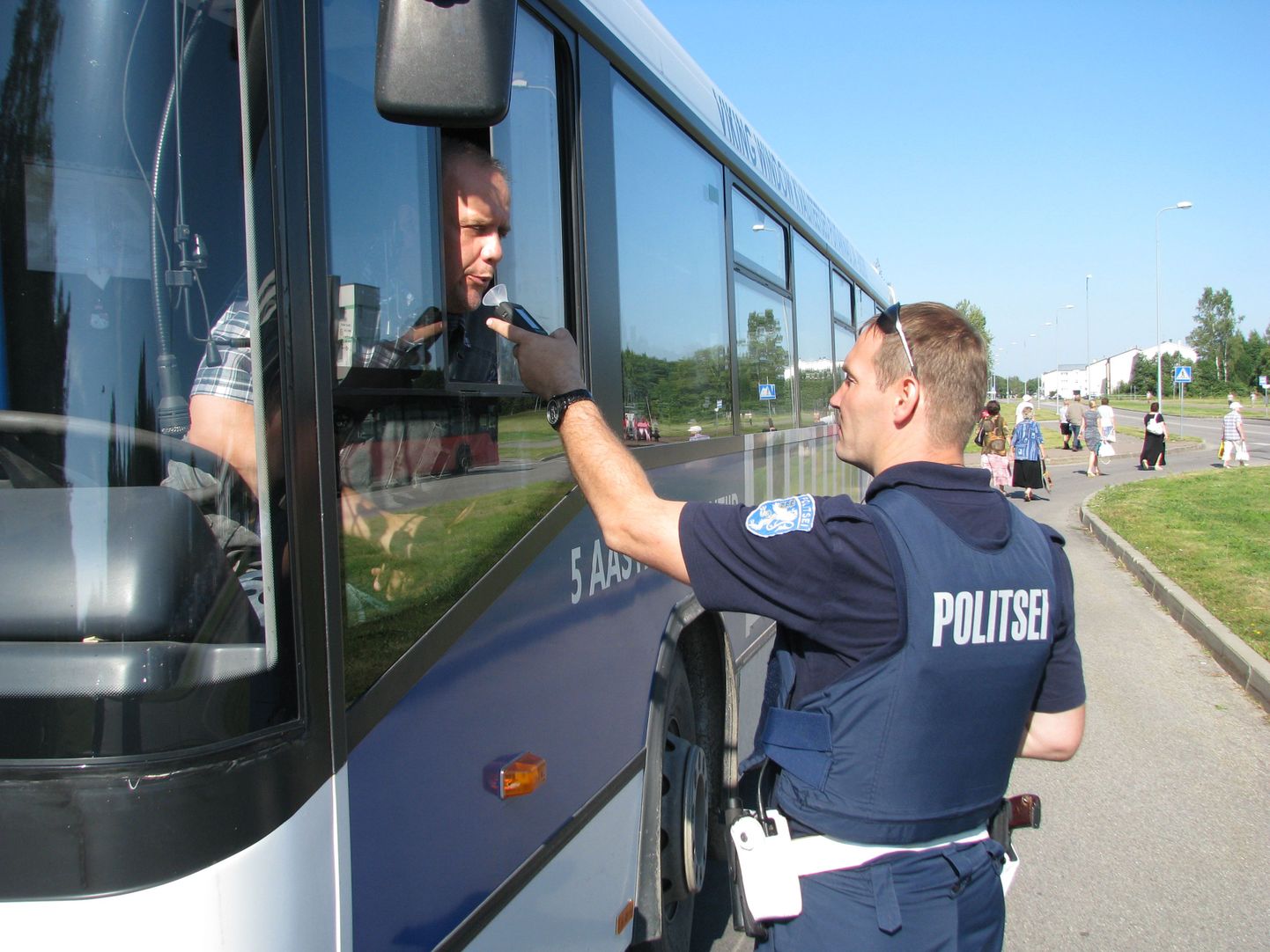 Lääne prefektuuri liiklusjärelevalvetalituse patrull kontrollis täna hommikul Pärnu linnas ühissõidukijuhte.