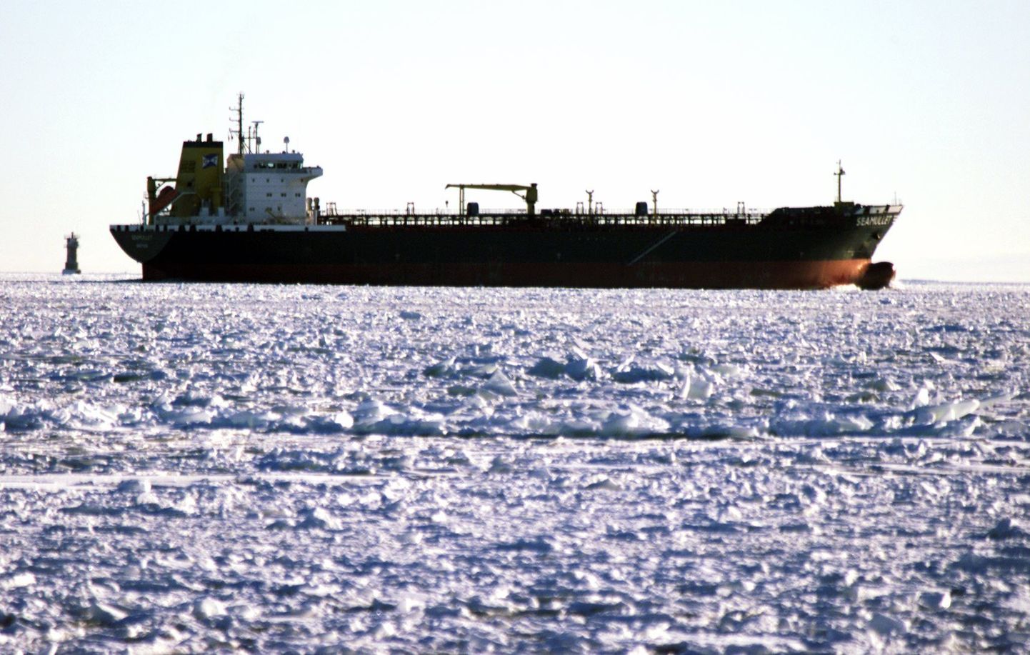 В январе 2003 года в эстонских портах у ледоколов было много работы.