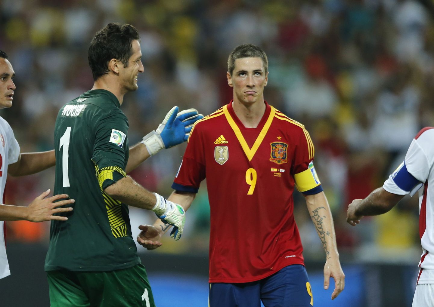 Fernando Torres (keskel) lõi eile neli väravat