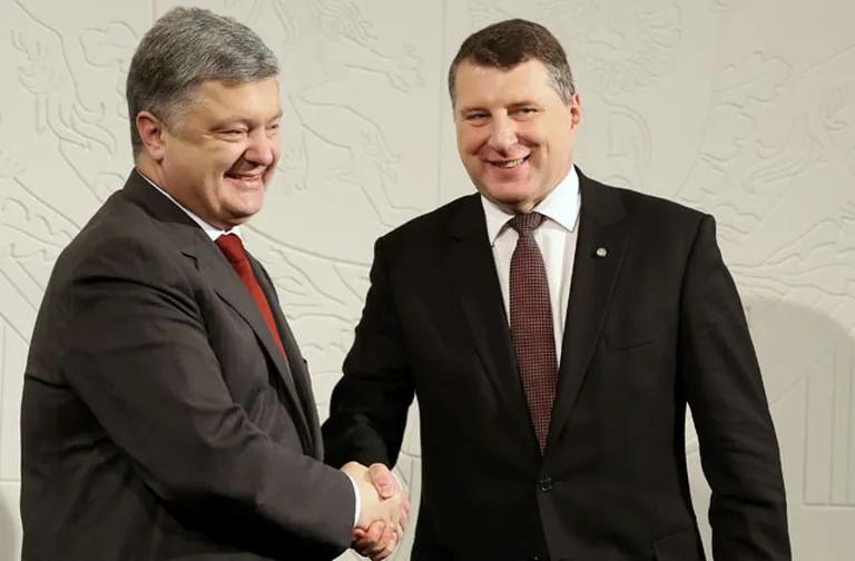 Президент Украины Петр Порошенко (слева) и президент Латвии Раймонд Вейонис