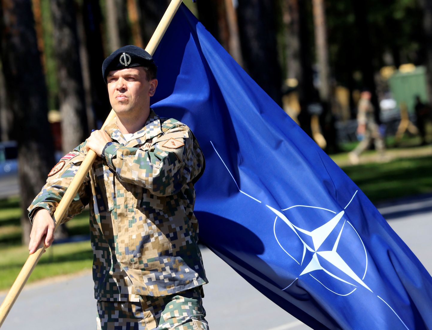 Läti sõdur NATO lipuga.
