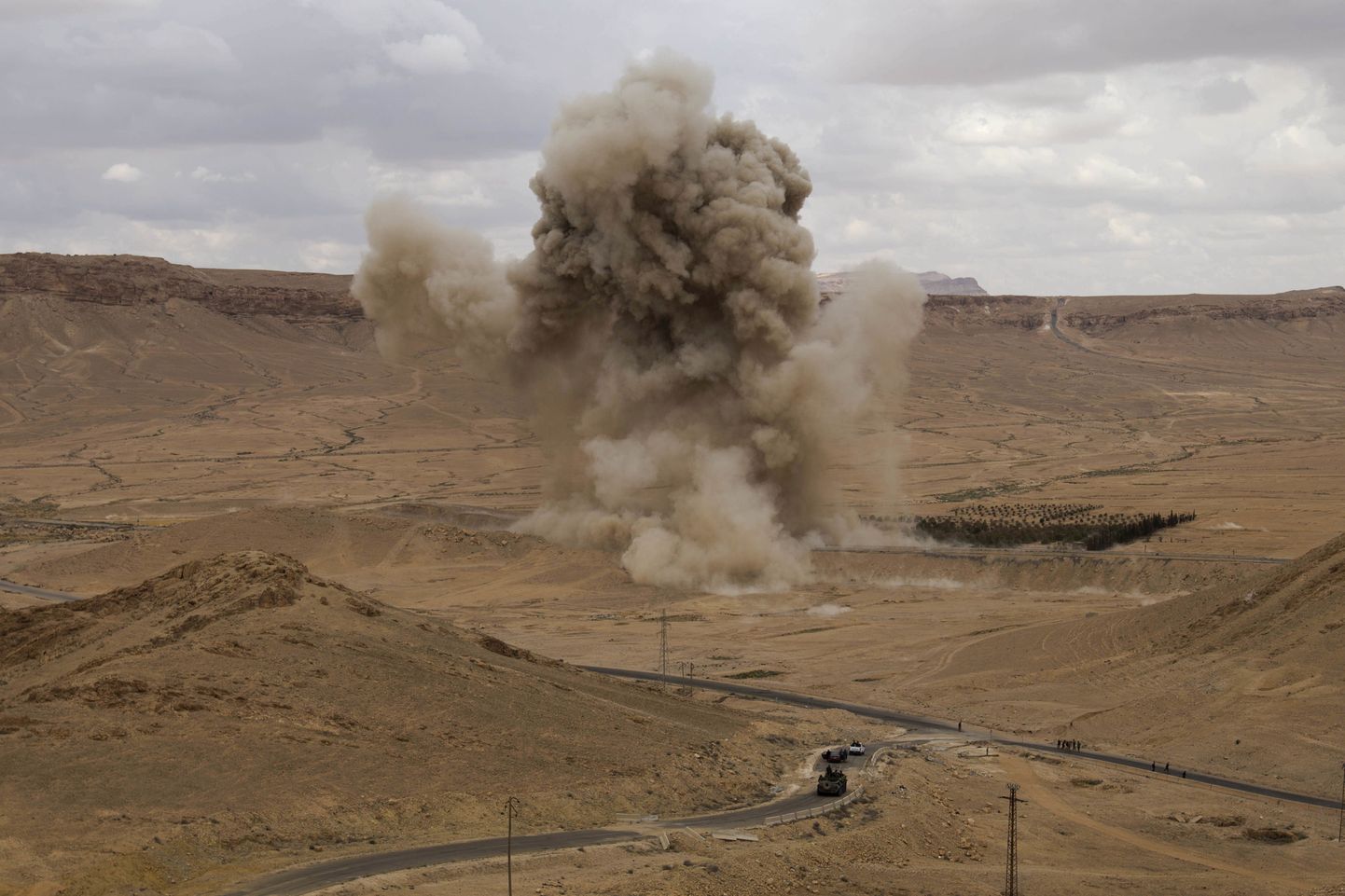 Vene eksperdid möödunud nädalal Palmyras kontrollitud plahvatustega miine hävitamas.