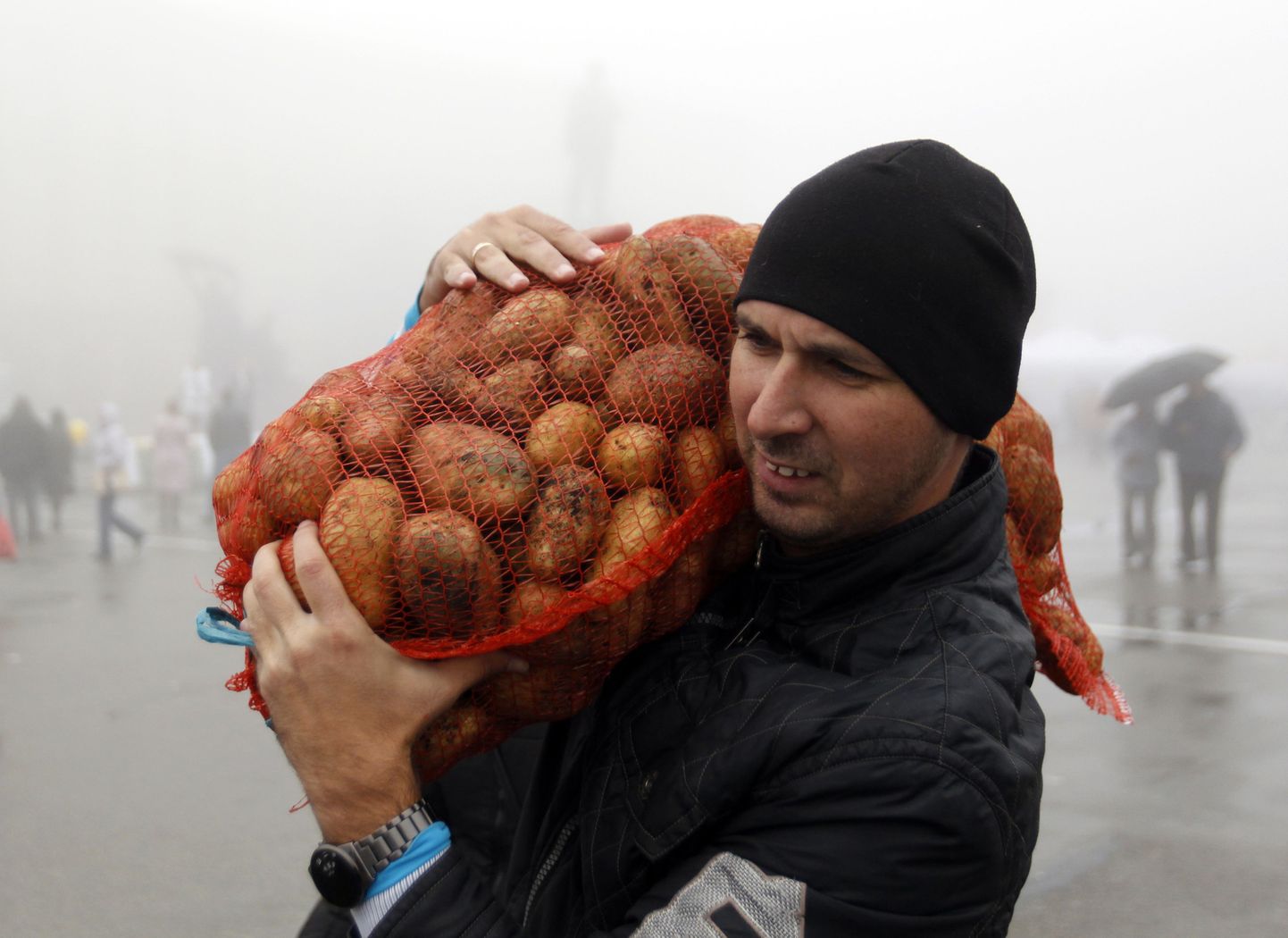 Vene põllumees kartulikotiga. Foto on illustratiivne.