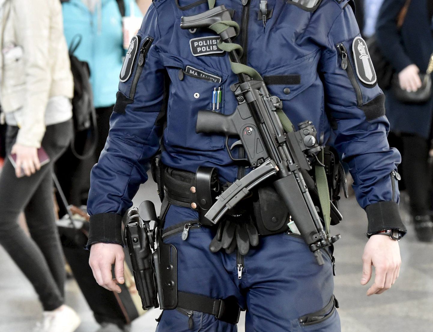 Soome politseinik MP5 püstolkuulipildujaga.