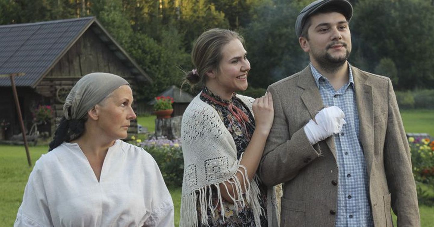 Sauna Eevi osa täitis Heli Napp (vasakul), Kõrboja Anna rollis säras Lea Pallon, Raido Parve tegi Katku Villuna oma teatridebüüdi.