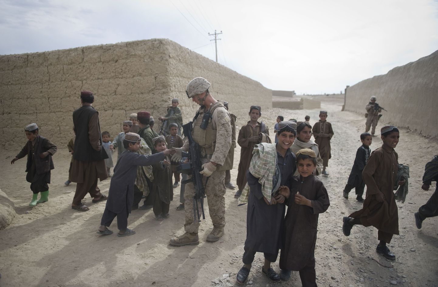 USA mereväelane Afganistani lastega.
