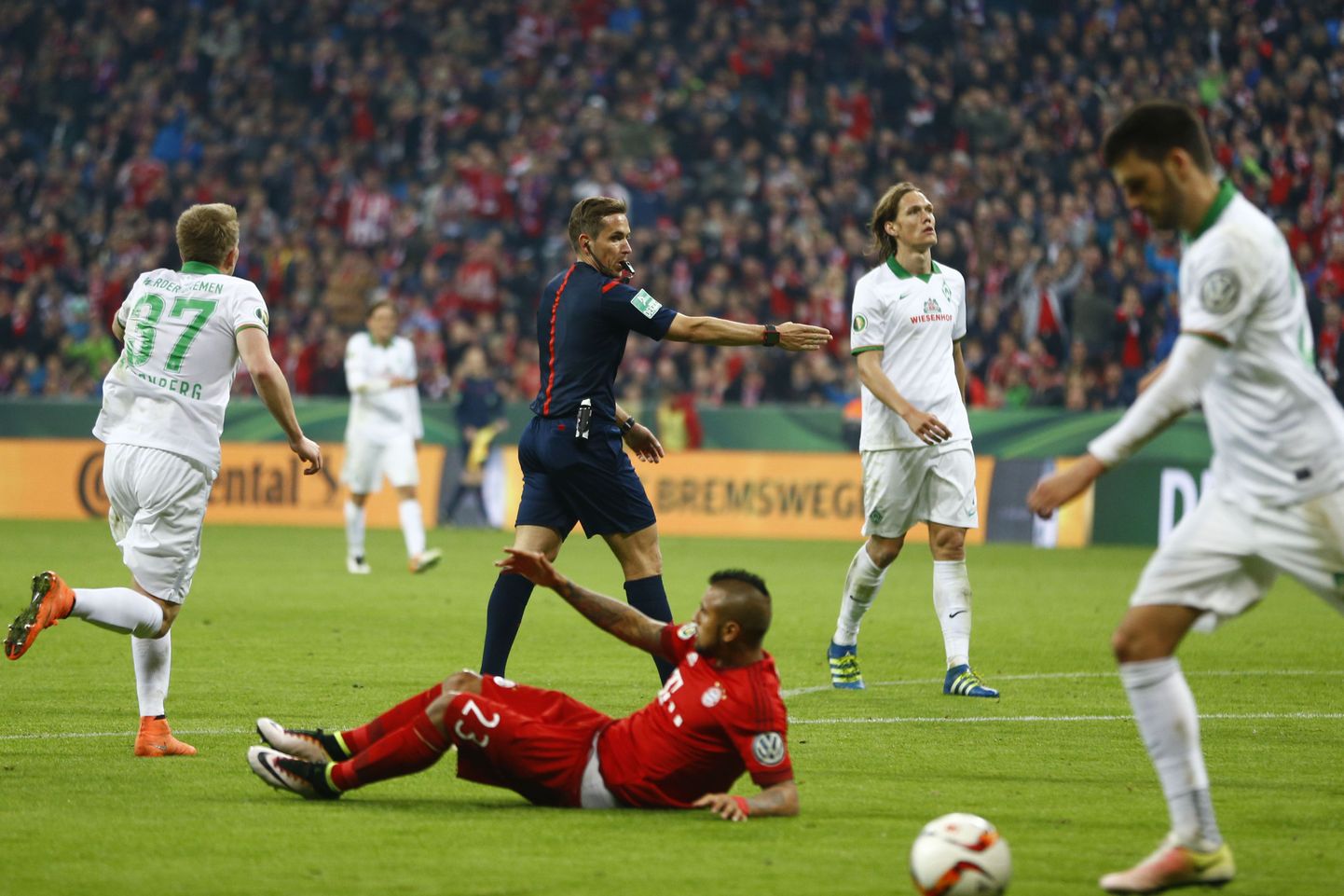 Kohtunik Tobias Stieler määrab Bayerni kasuks penalti