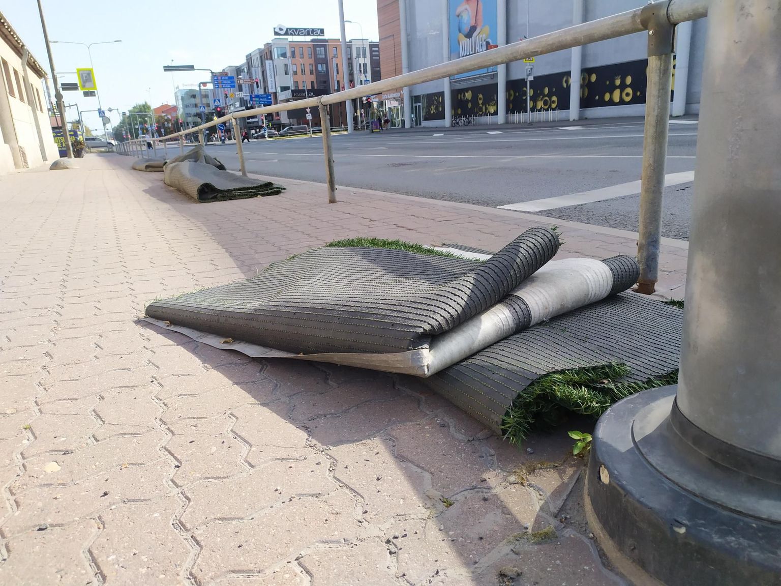 Autovabaduse puiestee kunstmuru leidus eile pärastlõunal ka turuhoone kõrval.