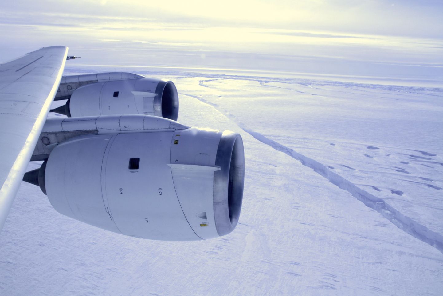 NASA uurimislennuk lennul üle  Antarktika Pine Islandi liustiku. Taamal on näha jää murdumise koht