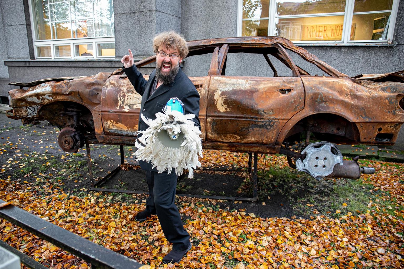 Vääramatu inimjõud suutis hävitada küll auto, aga mitte veel inimest ennast.