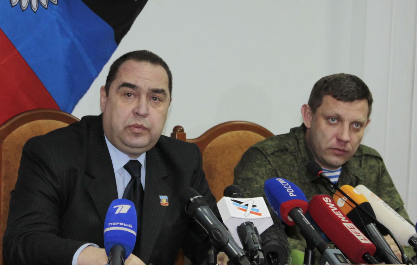 Vasakul separatistliku Luganski rahvavabariigi juht Igor Plotnitski, paremal Donetski rahvavabariigi juht Aleksandr Zahartsenko