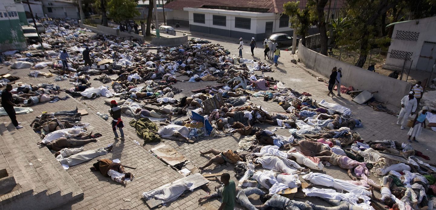 Тысячи тел погибших лежат на улице перед моргом в столице Гаити.