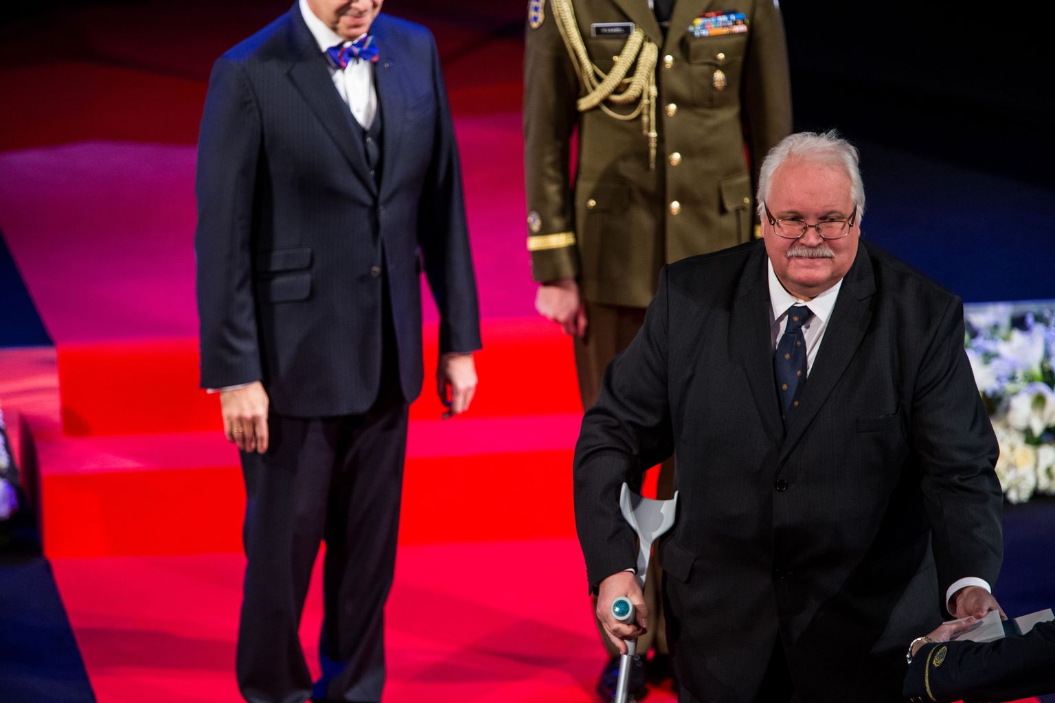 Tallinn, 23.02.2016
Eesti Vabariigi president Toomas Hendrik Ilves andis täna Vene Teatris üle teenetemärgid.
Pildil paremal Valgetähe III klassi teenetemärgi kavaler, füüsik, akadeemik, Tartu Ülikooli professor ERGO NÕMMISTE, vasakul President TOOMAS HENDRIK ILVES.
Foto: Eero Vabamägi/Postimees