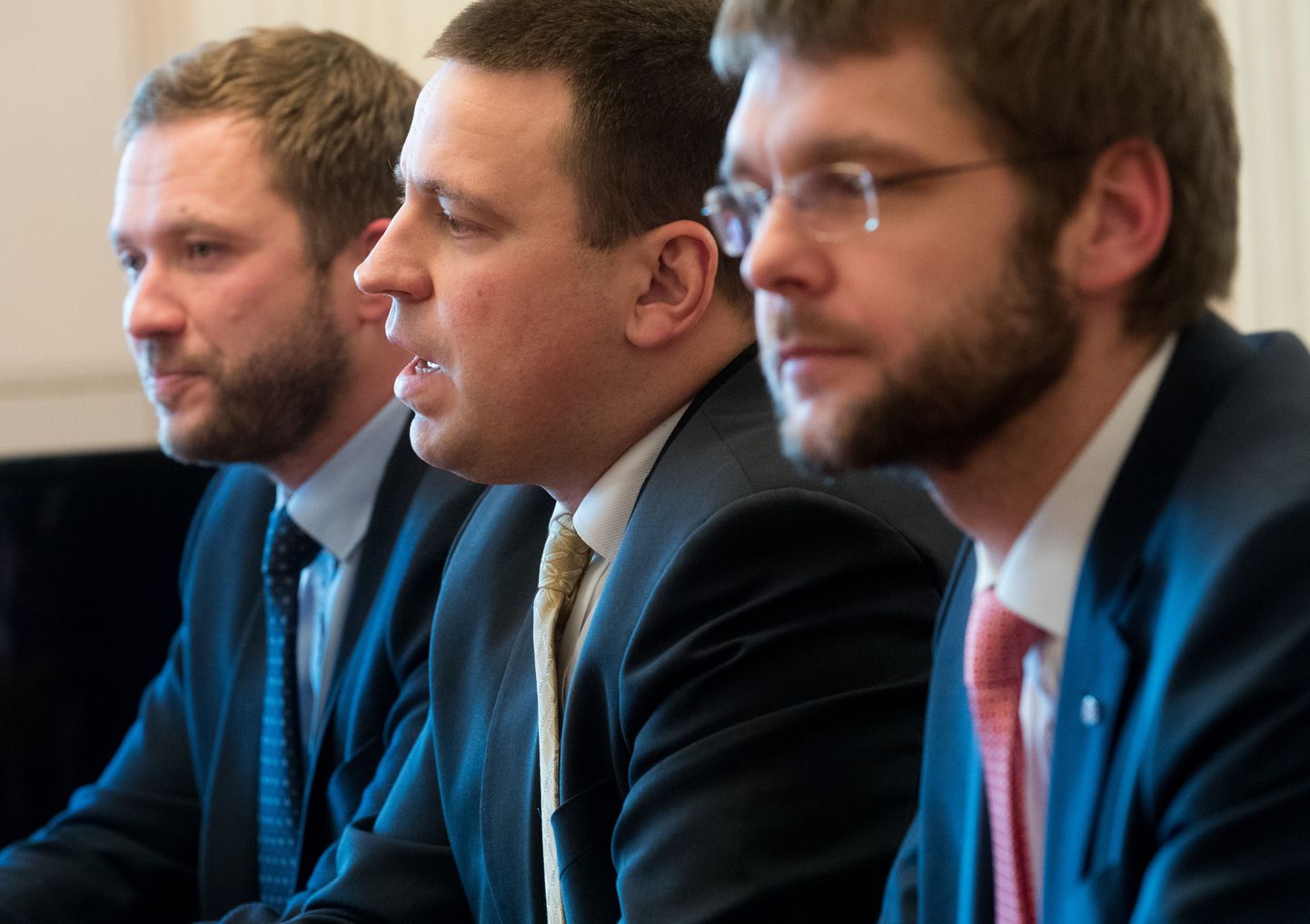 Маргус Цахкна, Юри Ратас и Евгений Осиновский на переговорах о создании новой коалиции.