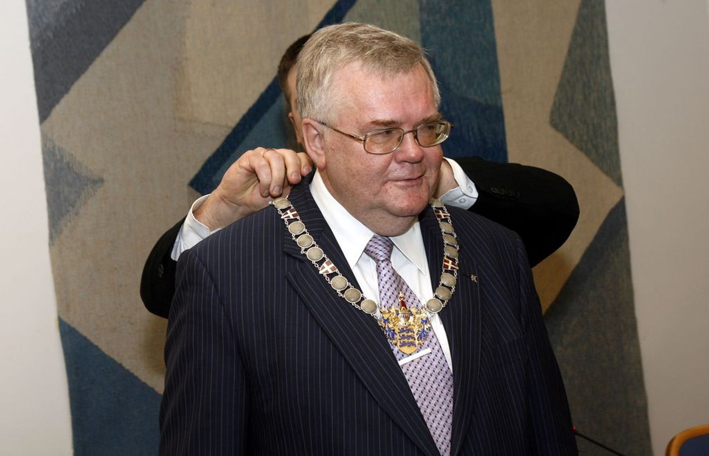 Tallinna linnapea Edgar Savisaar 5. aprillil 2007 linnapea ametketti vastu võtmas