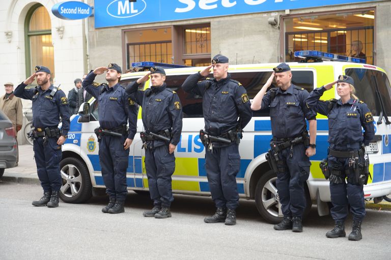 Rootsi politsei pidamas vaikuseminutit Prantsusmaa saatkonna ees Stockholmis. Foto: Scanpix