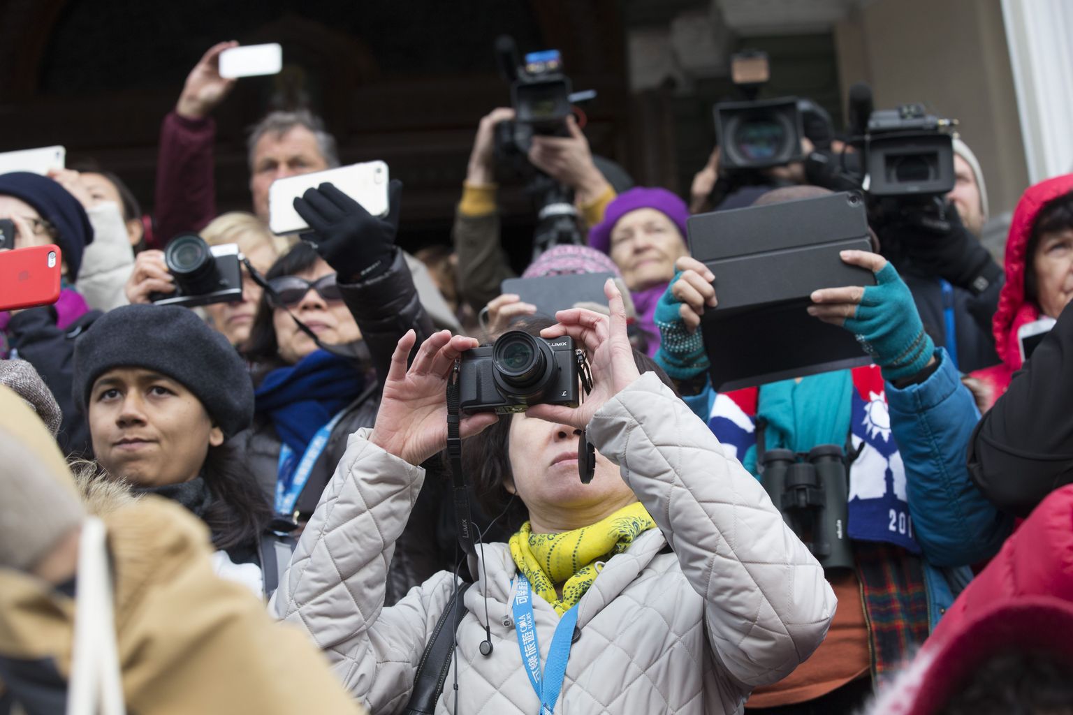 Toompea loss, Tallinn, 10.10.2016
Presidendivahetus. President Kersti Kaljulaidi ametisse nimetamise tseremoonia.
Pildil pildistamine, filmimine, pealtvaatajad, turistid
FOTO: MIHKEL MARIPUU/POSTIMEES
