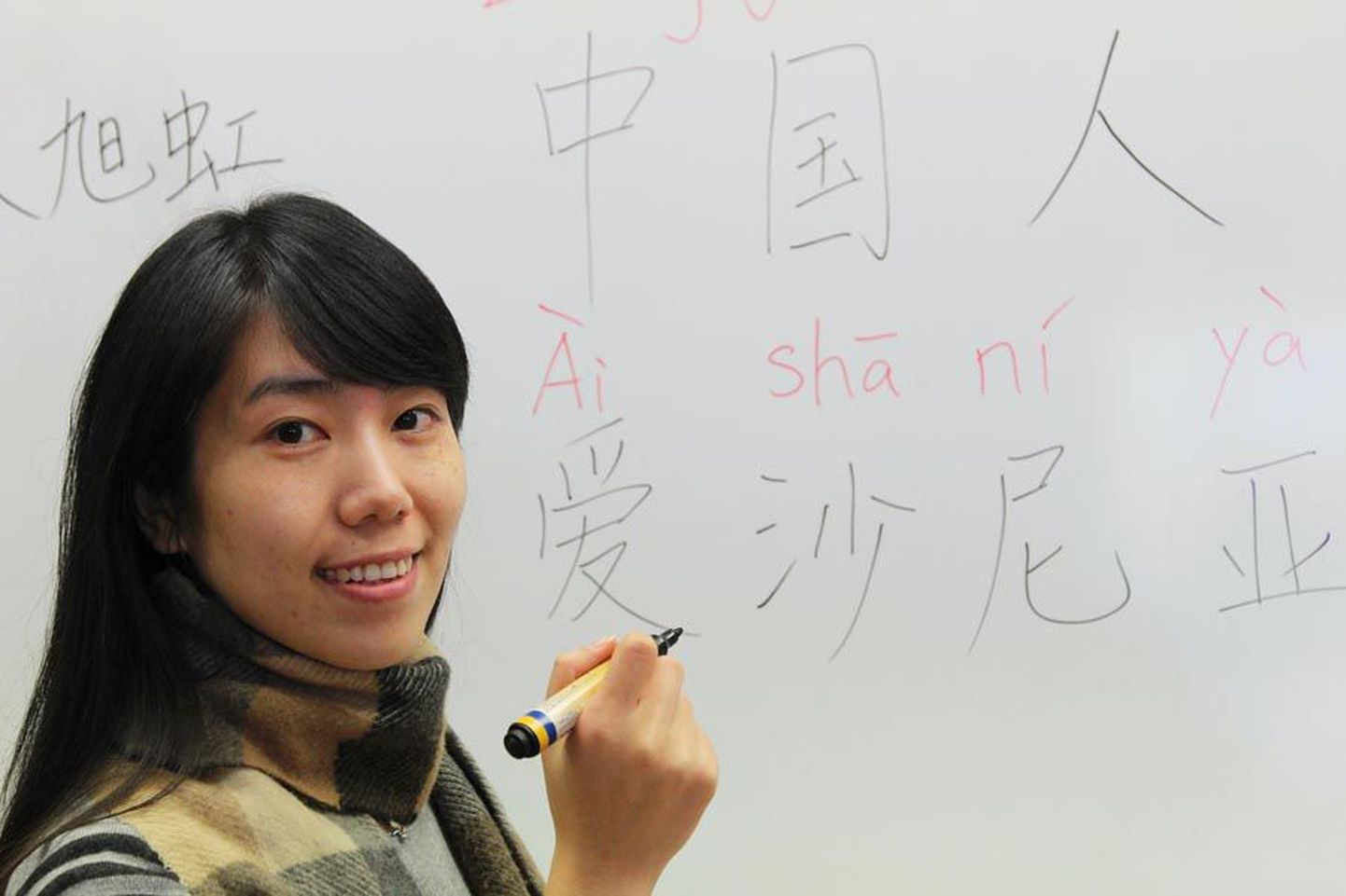 Hiina keelt hakati kahes Viljandi koolis õpetama 2012. aastal. Esimestel aastatel oli õpetaja Wu Xuhong.