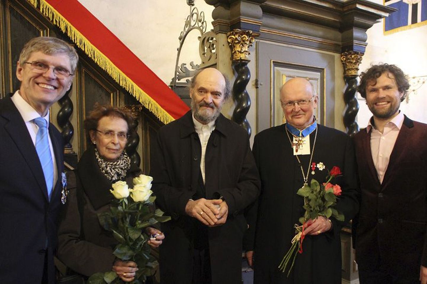 Arvo Pärt (keskel) pälvis kiriku kõrgema autasu.