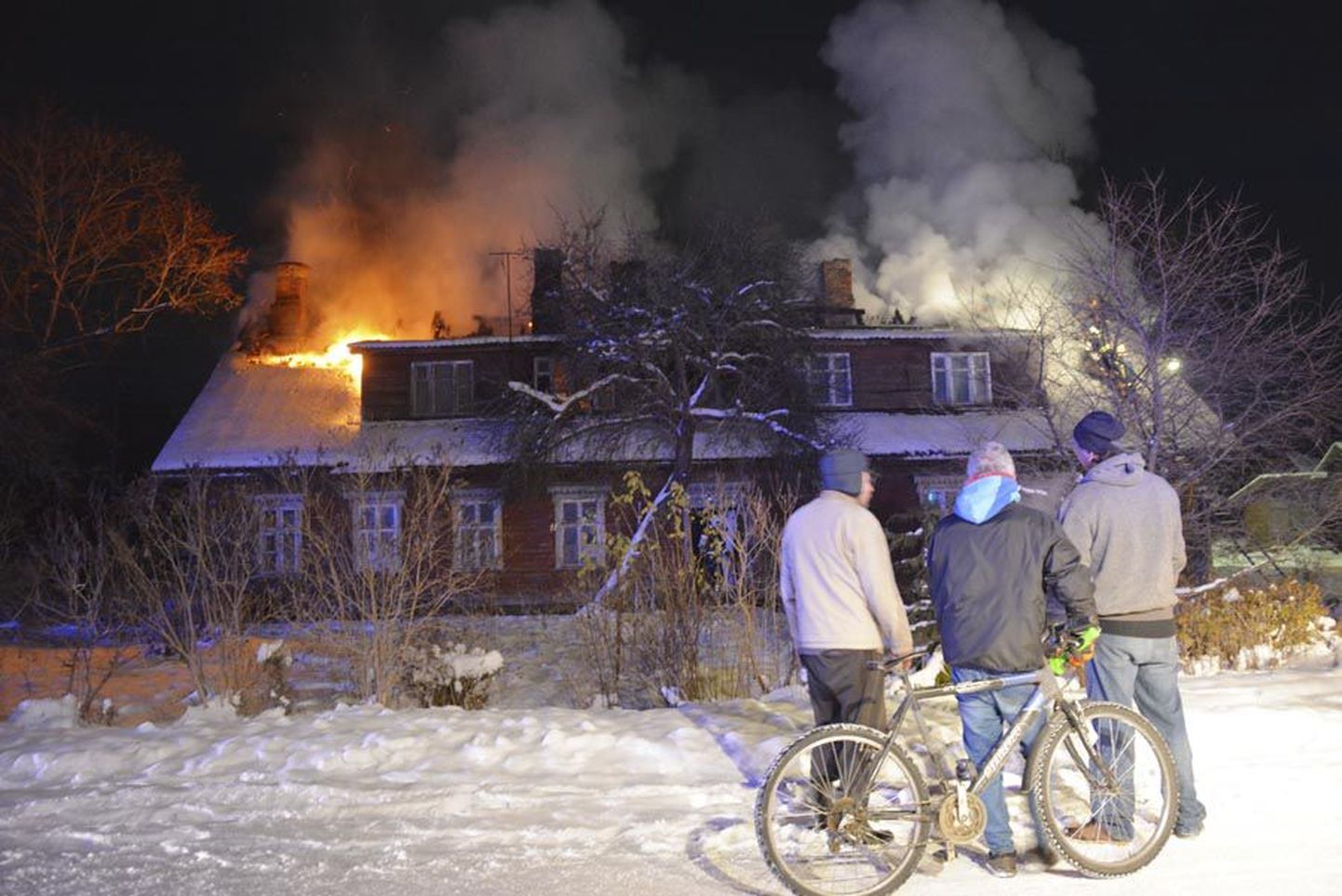 Novembri keskel põles Mõisakülas Raudtee tänaval seisev tühi maja suure leegiga ning päästjad pidid tunde töötama, et põlengule piir panna.
