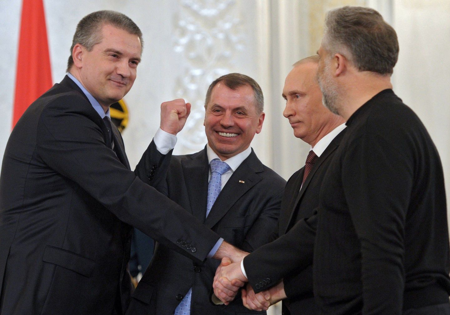 Venemaa ja Krimmi esindajad pärast lepingu sõlmimist.