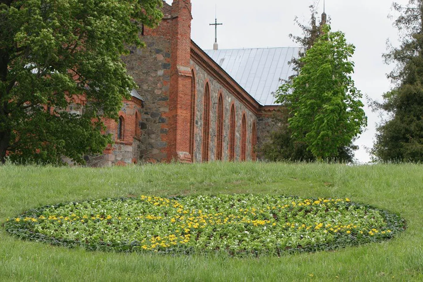 Üleeile täitsid Tootsi aiandi töötajad Pauluse kiriku mäel olnud tühimiku lilledega, mis tervikpildis peaksid kujutama Viljandi vappi.