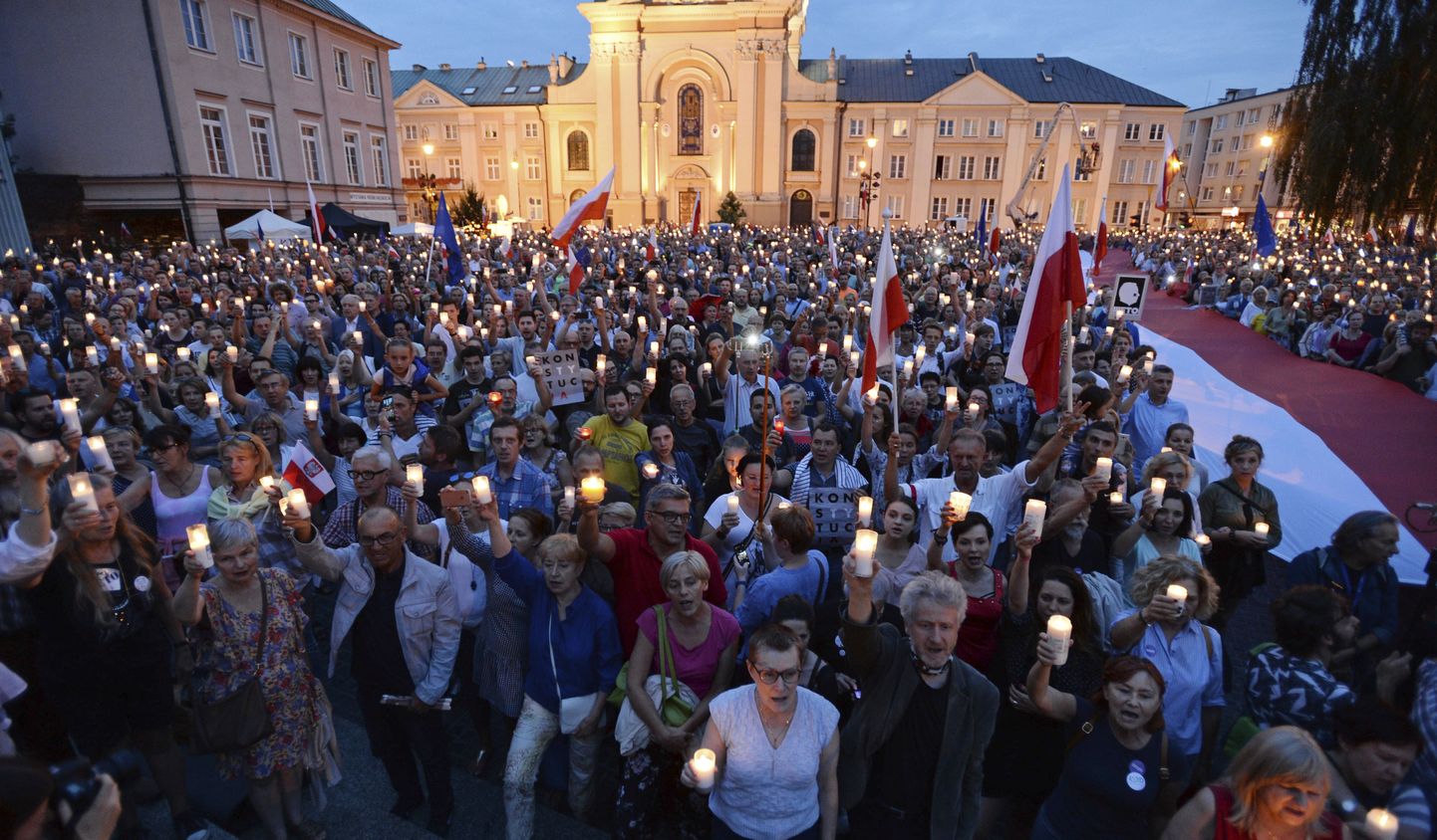 Inimesed on kogunenud Varssavi ülemkohtu ette justiitsreformi vastu meelt avaldama.