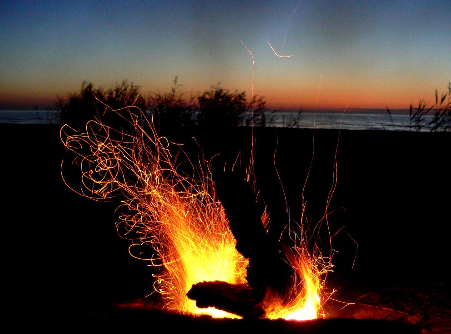 Hiiumaa liivases rannas pildistatud põlev lõke