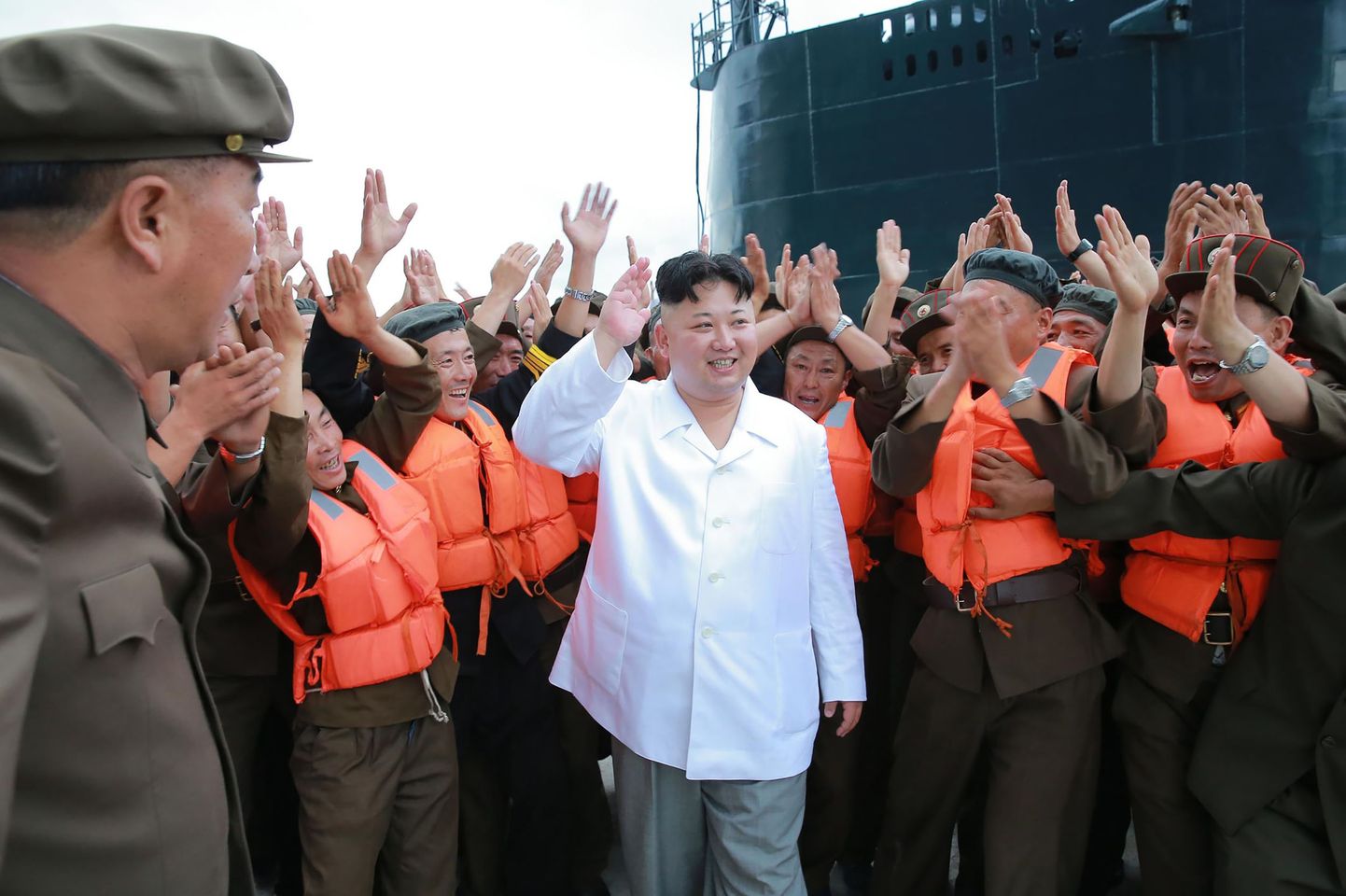 Kim Jong-un ja teda tervitavad põhjakorealased