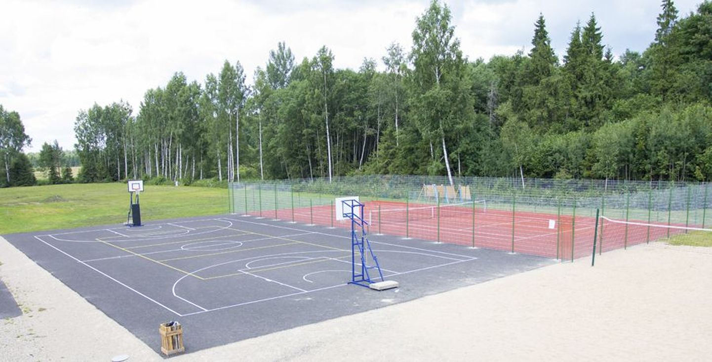 Eile pärastlõunal olid Holstre-Polli spordi- ja tervisekeskuse korvpalliväljak ja tenniseplats tühjad.