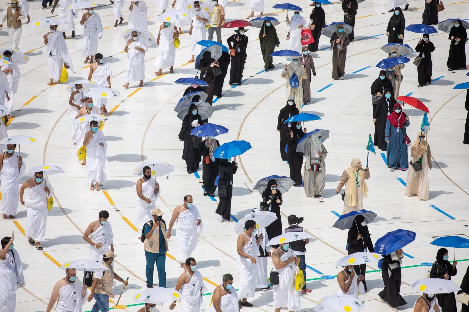 Meka Suures mošees on tänavu kohustuslik maski kandmine ja palverändurid peavad ümber Kaaba kõndima mööda jooni, et hoida turvalist vahemaad.