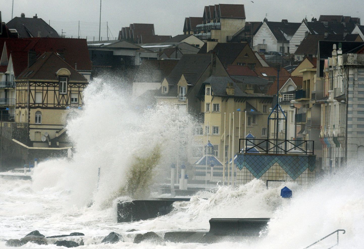 Põhja-Prantsusmaal asuvat Wimereux' linna tormi ajal rünnanud ookeanilained.