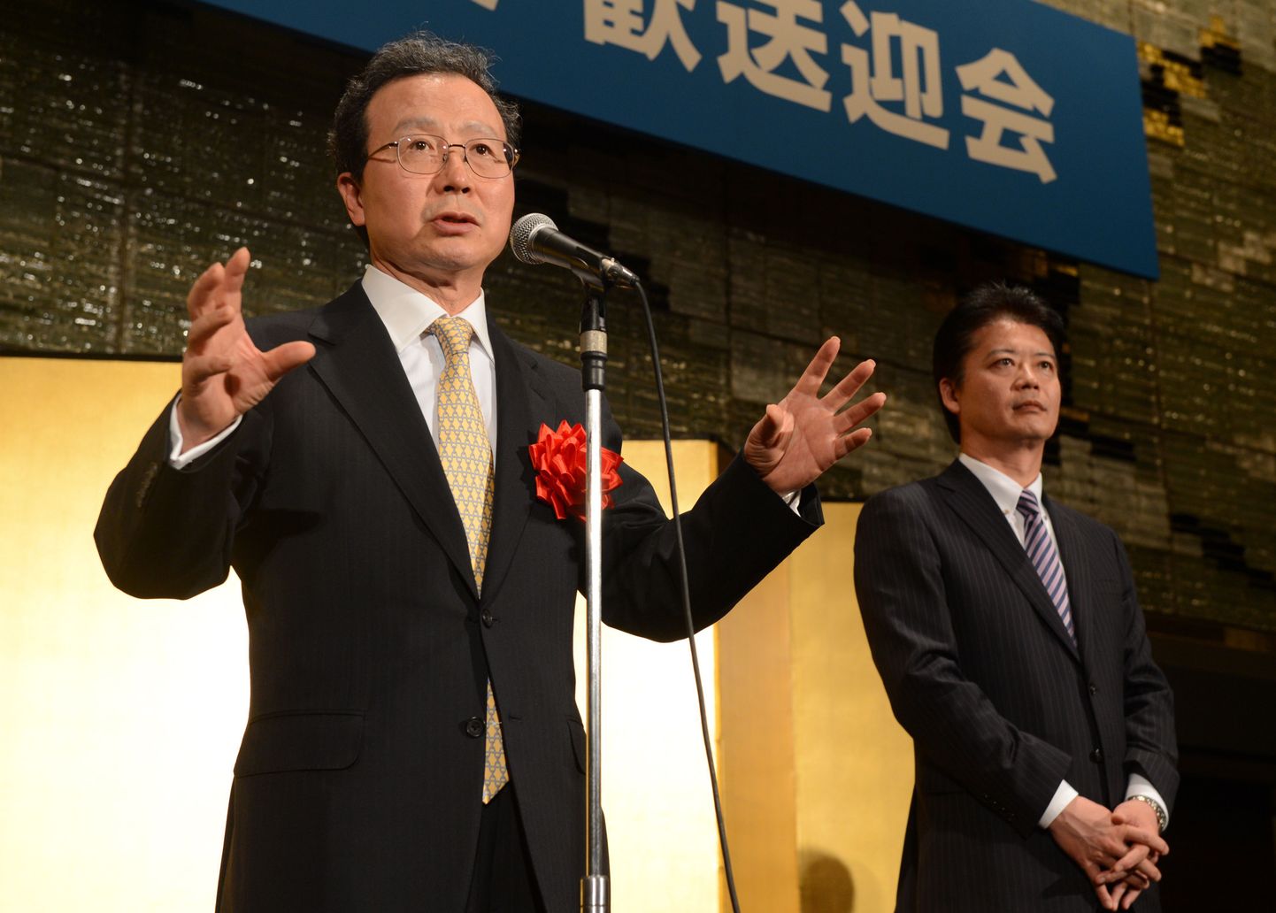 Hiina suursaadik Jaapanis Cheng Yonghua (vasakul) koos Jaapani välisministri  Koichiro Gembaga.