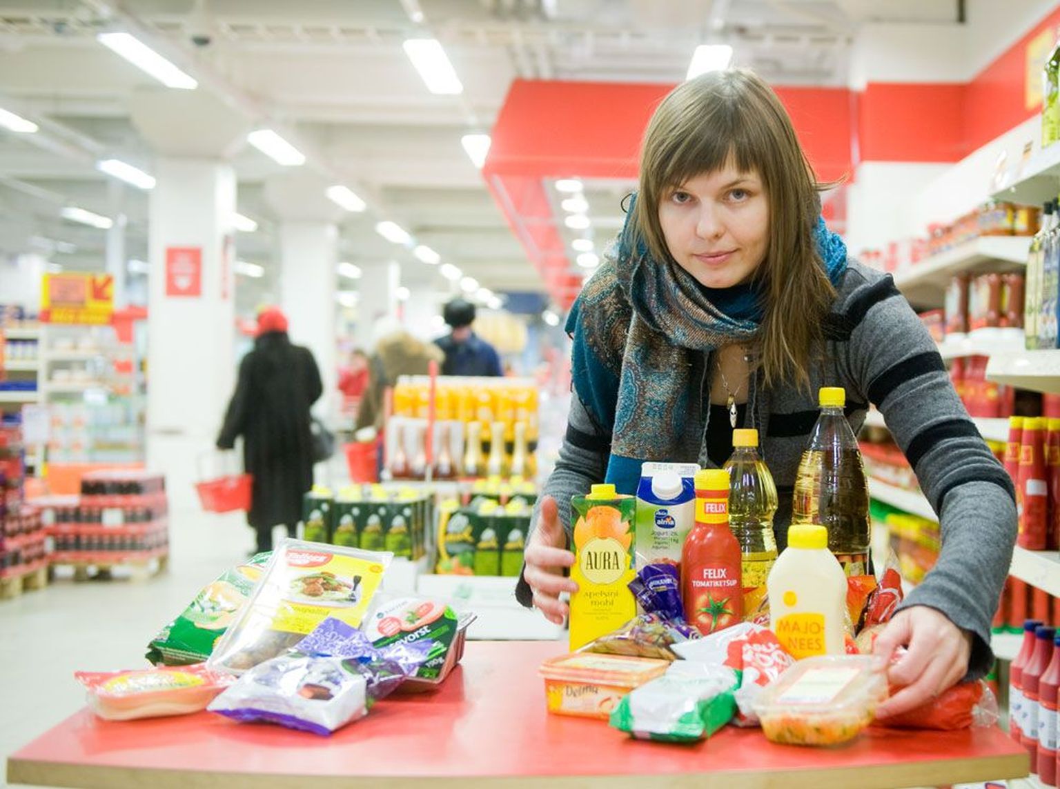Eger Ninni käte vahel on toiduained, mis ei sisaldanud tervisele kõige kahjulikumaid e-aineid, seevastu vasakul olevas kaubas on neid ohtralt.