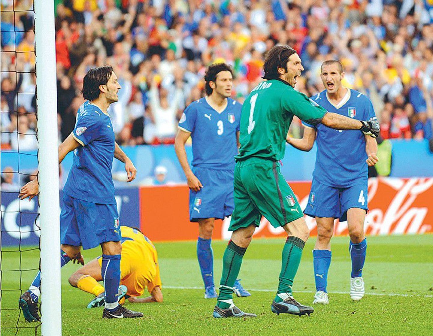 Itaallaste väravavaht Gianluigi Buffon (rohelises) on õnnelike meeskonnakaaslaste poolt sisse piiratud.