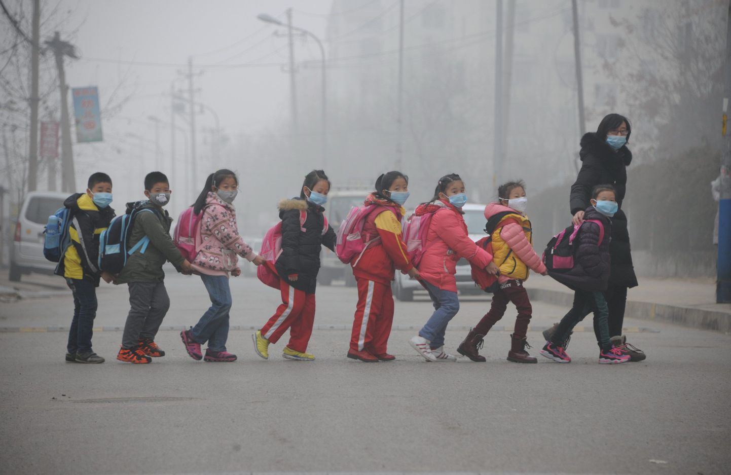 Näomaske kandvad koolilapsed on Hiina linnades sealse õhusaaste tõttu tavaline vaatepilt.