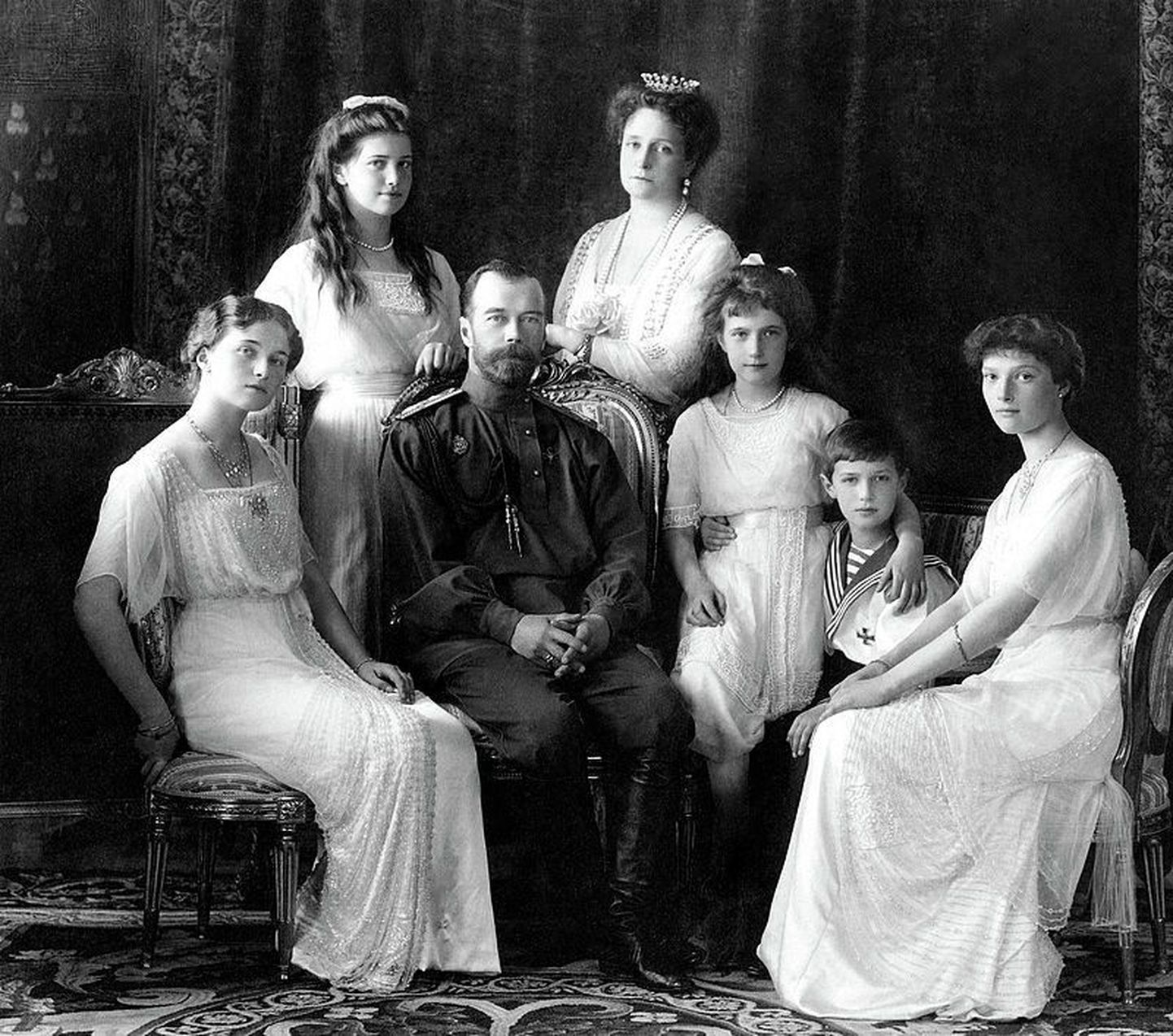 Romanovite ametlik perekonnaportree 1913. aastast.