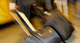 На границе женщину задержали за перевозку африканца в чемодане