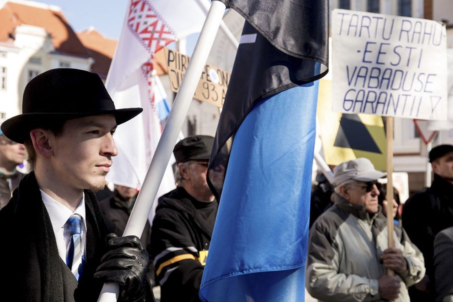 Sellal kui riigikogu liikmed arutasid piirilepingut, protestis rahvas Eesti Konservatiivse Rahvaerakonna eestvedamisel riigikogu ees lepingu vastu.