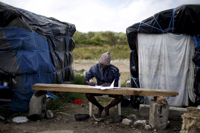 Sudaanist pärit Faris õpib Calais's isetekkelises laagerlinnakus prantsuse keelt.