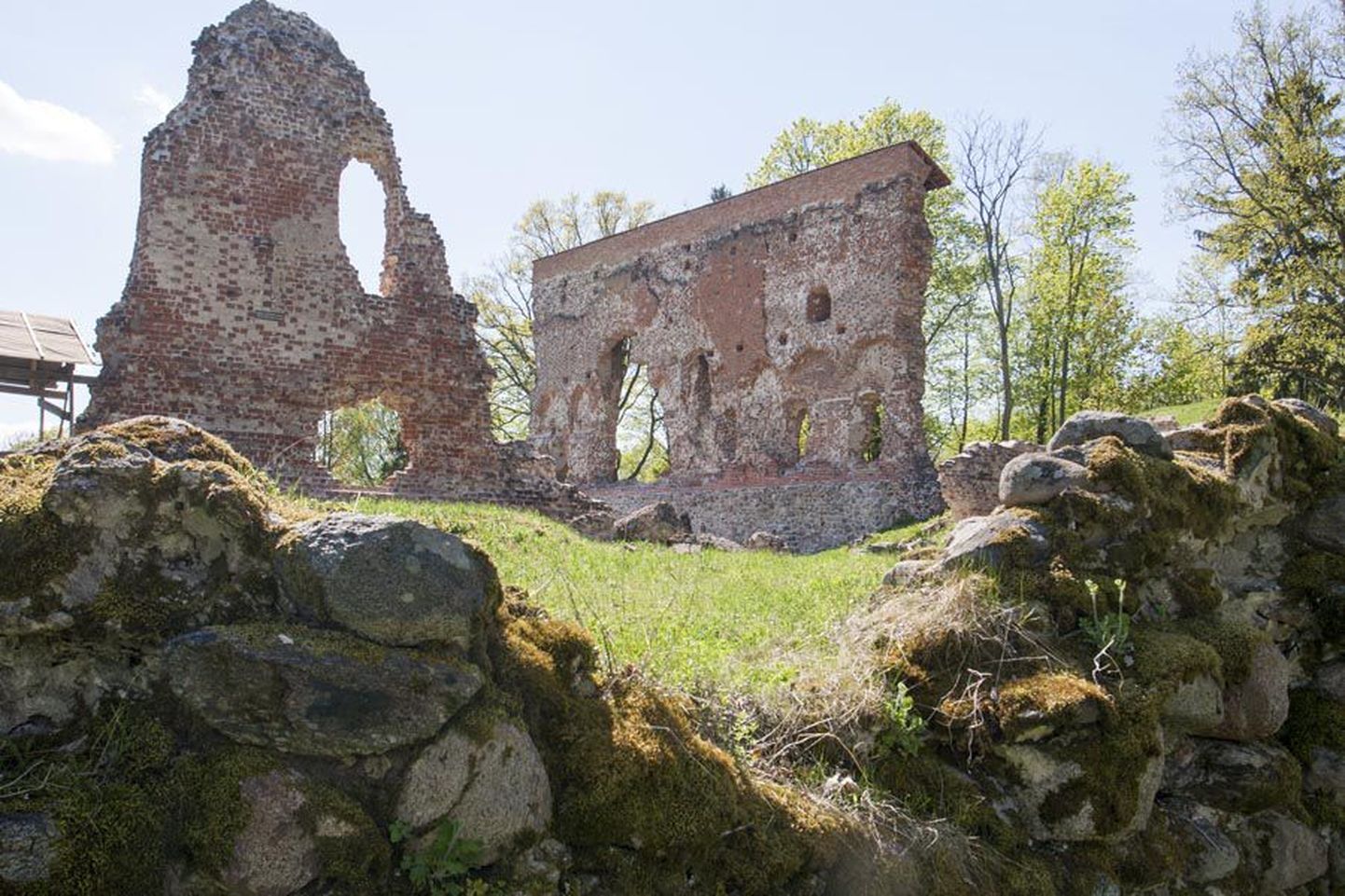 Sakslastele kuulunud keskaegsest kivikindlusest lossimägedes on alles jäänud ainult üksikud müürid.