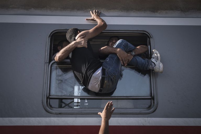 Pagulased püüavad end vinnata Ungaris Tovarnikis Horvaatia pealinna Zagrebisse viivale rongile.