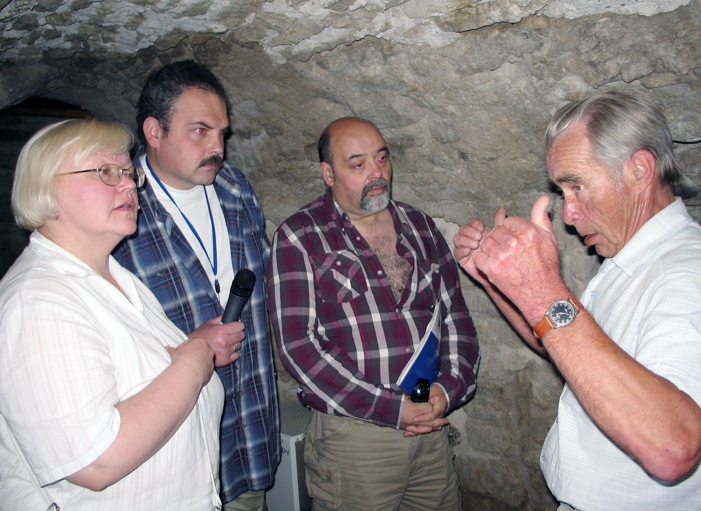 Lembit Keerus (pildil paremal) räägib saatetegijatele Kiltsi mõisast.