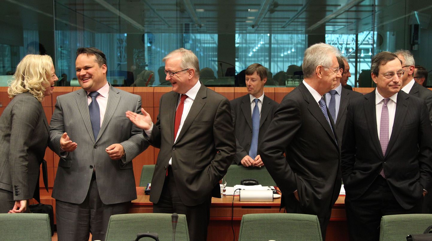Jutta Urpilainen (vasakul ääres), Mario Monti (paremal ääres).