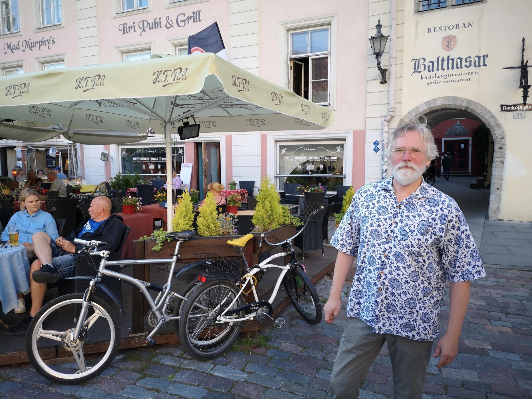 Kehrwiederi kohviku omanik Raoul Vello Leitham on kulusid kärpides teenindanud kliente koos perega.